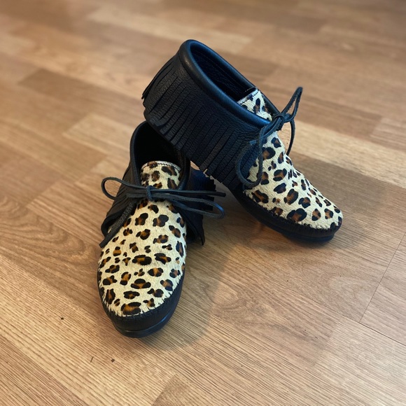 Leopard print Minnetonka moccasins - Picture 1 of 3